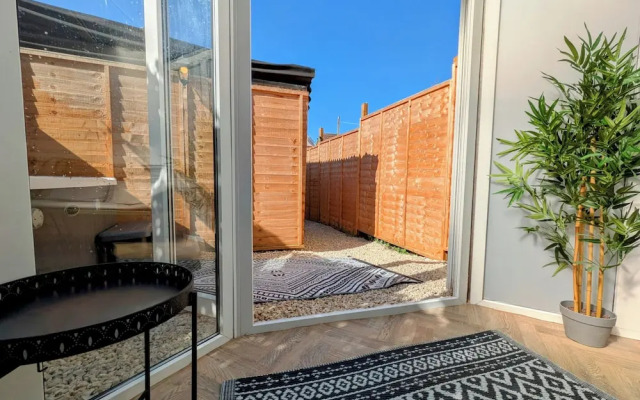 1-bed Retreat - Hot Tub, Private Garden & Bbq