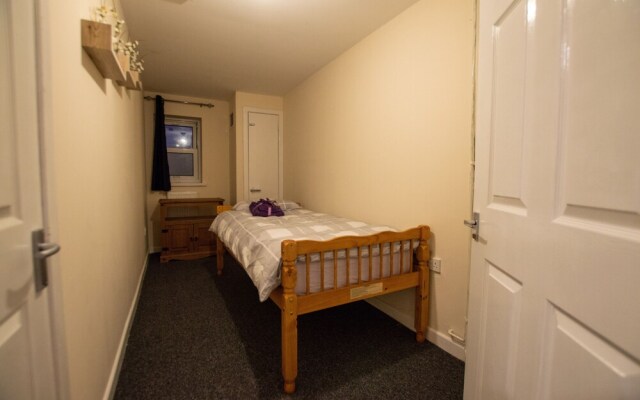 Fresh 4-bed Apartment