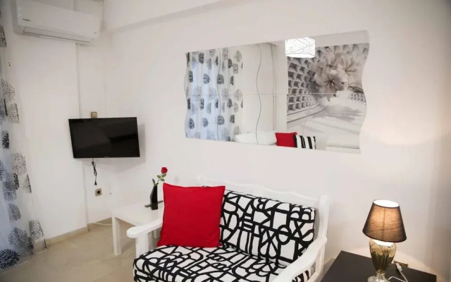 Cozy Apartment With sea View Next to Marina Zeas