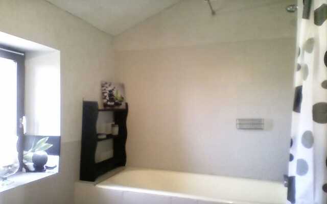 House With 2 Bedrooms in Les Eyzies-de-tayac-sireuil, With Enclosed Ga