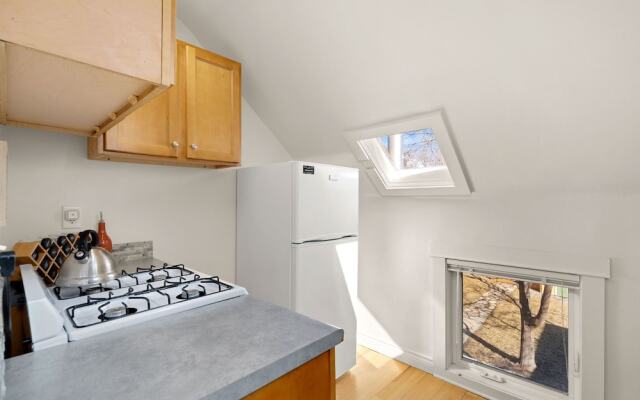 Cozy Victorian Cottage in the Heart of Old Town!