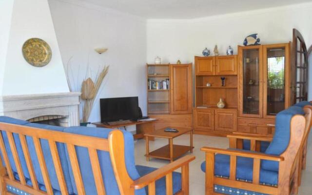 Spacious 4 Bedroom Villa, Private Pool, Free air Conditioning and Wifi