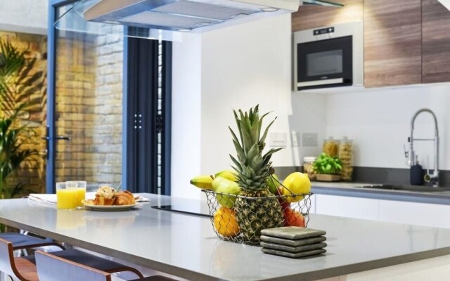 Hotel Style Penthouse Located Close to Central 8