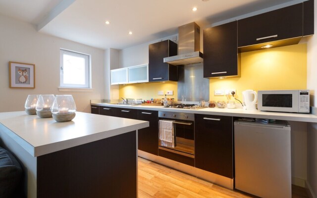 Luxury Apt. Next to Station