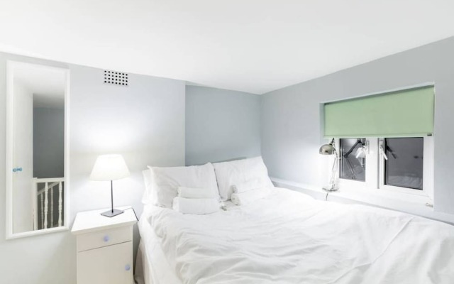 Flat For 4 Moments From Notting Hill And Subway