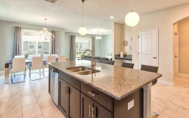 Champions Gate Luxury ! 6 Bedroom Home by RedAwning