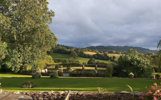 Shephards Hut With Hot Tub in the Cotswolds