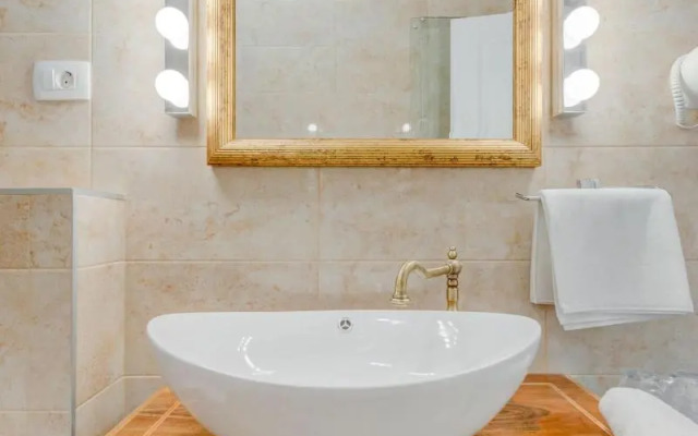 Le Monde Luxury Accommodation