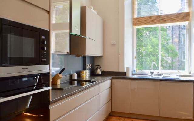 Traditional 2 Bedroom Edinburgh Apartment
