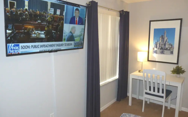 ​Near Theme Parks! Spectacular New 3 BR Home, Sleeps 7, Patio, Pool!