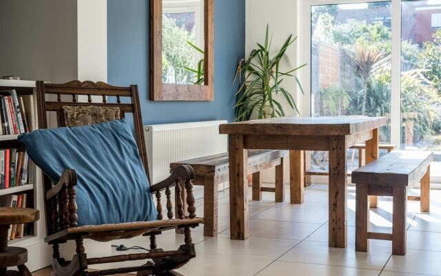 3 Bedroom Home With Garden Near The Beach