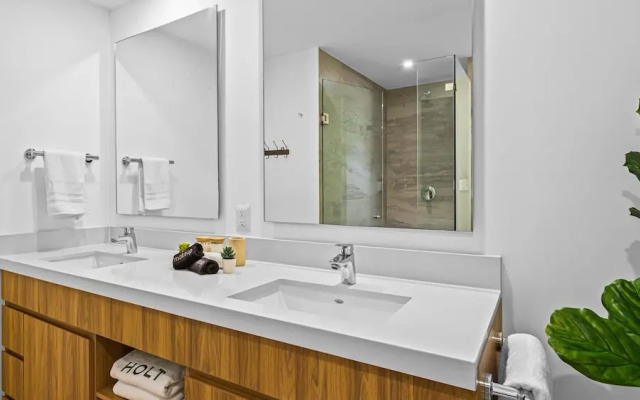 Stylish Beachfront 2BR - Balcony & Pools