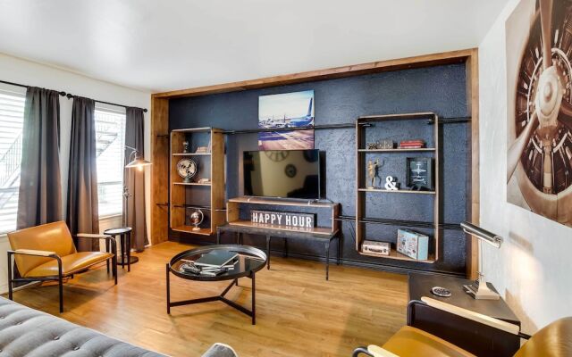 Contemporary Dallas Condo w/ Pool Access!