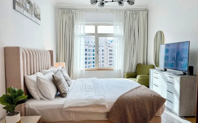 Bright 2BR Apartment with Garden View