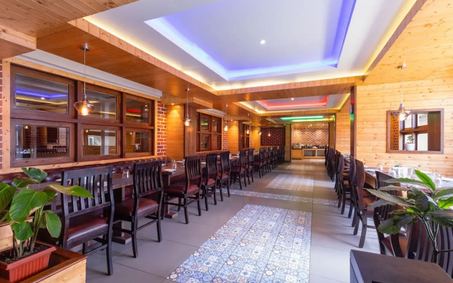 Sumitel Sanderling 500 meters from Mall Road