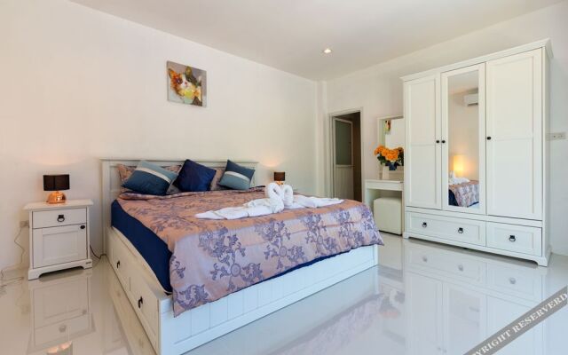 Private Villa with Pool near Laguna