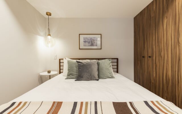 Casai Roma | 2 BR | Chic Apartment