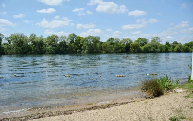 Stylish Pet-friendly Lakeside Retreat In The Cotswold Water Park