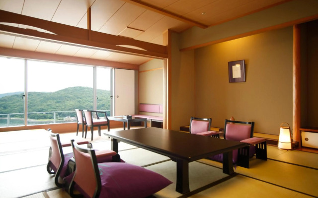 Toba Seaside Hotel