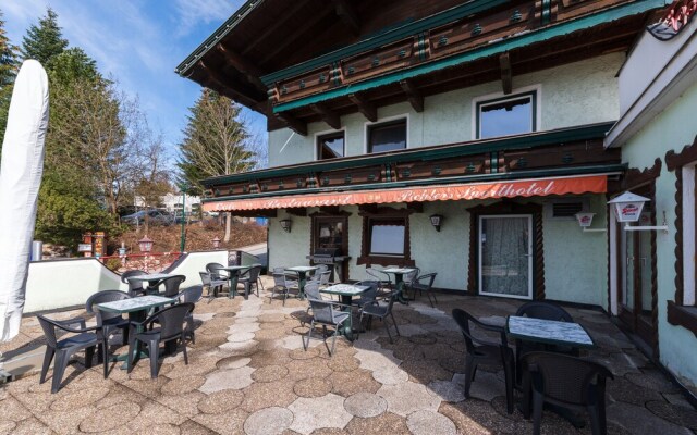 Hotel Rothirsch by Skinetworks