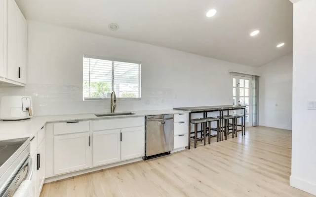 Glendale Home w/ Pool, Basketball + Bbq!