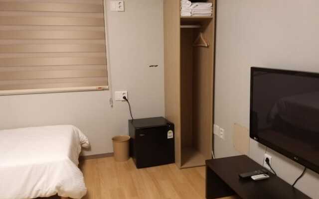 Uniqstay Hostel And Suite