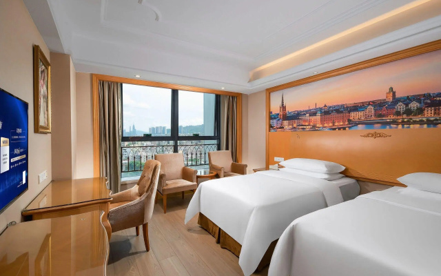 Vienna Hotel Shenzhen Longgang Xiashuijing Subway Station Branch – Guest Rooms – Shenzhen