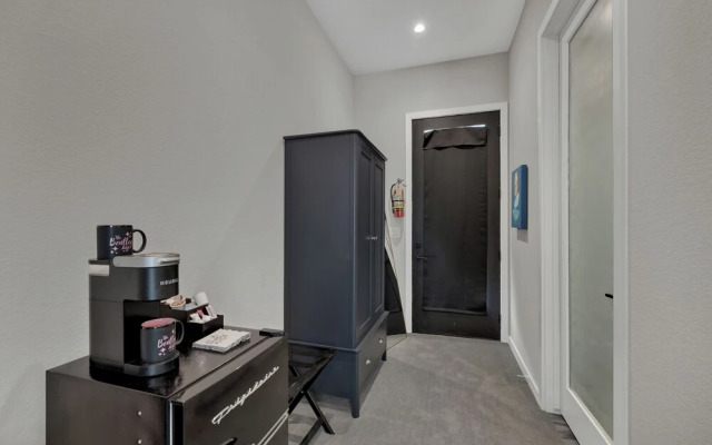 The Bentley Hotel - Sinatra Room - Hill Country View