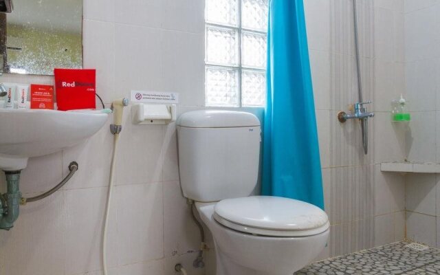 RedDoorz Plus near Pantai Barat