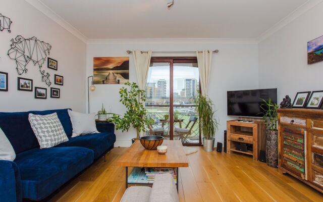 Modern 1 Bedroom Apartment With Balconies And Marina Views