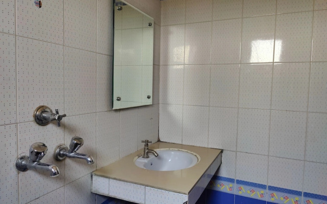 Harish Guest House -Railway Station Road