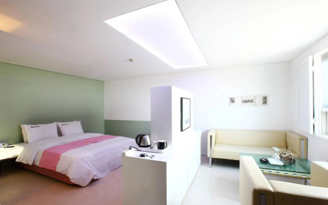 Q Hotel