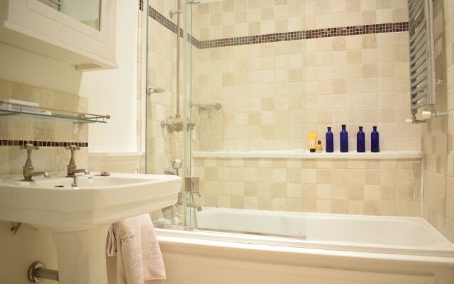 1 Bedroom Flat In Knightsbridge Sleeps 2