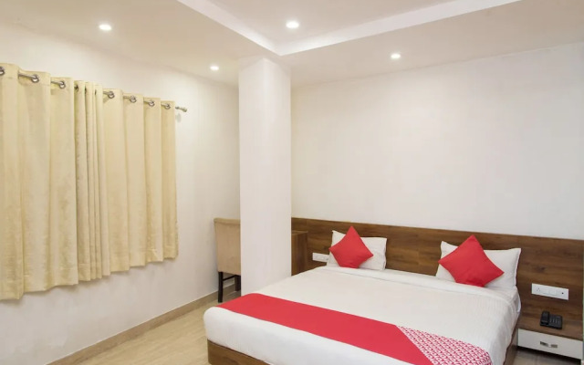 OYO 10893 Hotel Divine Inn