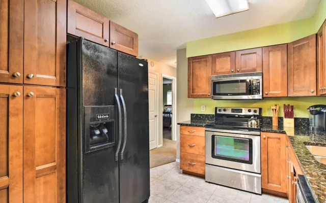 Snowbird Sanctuary w/ Covered Patio in Bradenton