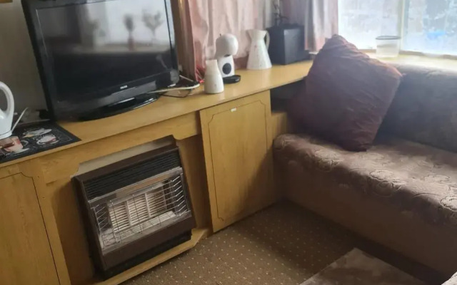 Cozy Cardiff Cabin Retreat Sleeps 6 by Aimee