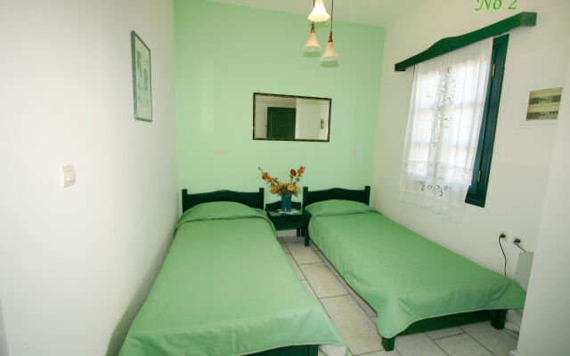 Studios Vrettos Beachfront Hotel