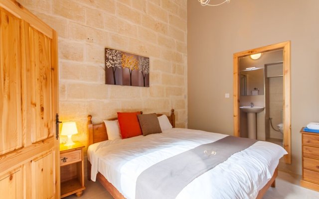 Naduri, Beautiful Gozitan Villa + Pool