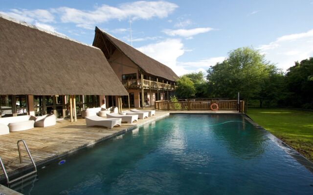 Cresta Mowana Safari Resort & Spa