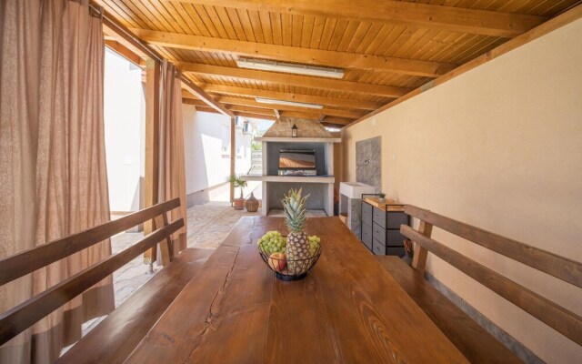 Amazing Home in Kastel Stafilic With Wifi and 3 Bedrooms