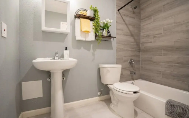 King Bed Retreat Fast Wifi Gated Complex