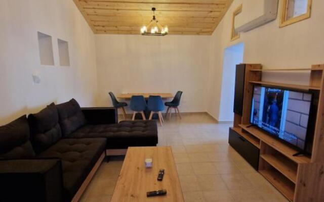 Aprosmeno Jacuzzi House 4