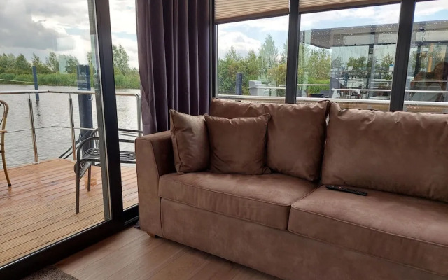 Luxury Houseboat in Volendam Marina