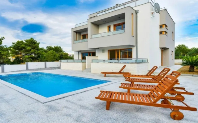 New Villa With Pool and Roof Terrace