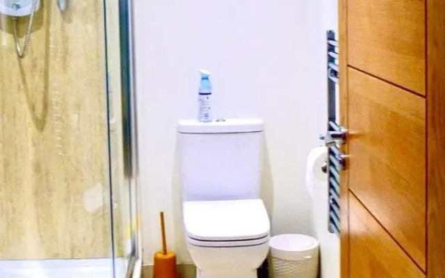 “Dragons Den” Centrally located Modern Apartment