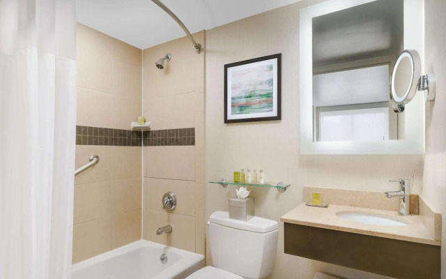 GreenTree Inn & Suites Phoenix Sky Harbor