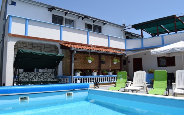 Apartment Den - with pool: C3 Tribunj, Riviera Sibenik