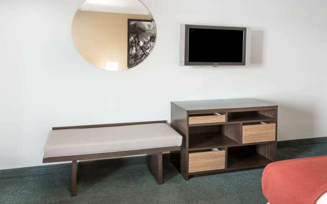 Super 8 by Wyndham Adel GA I-75