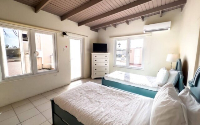 Spacious 6BR Villa w Pool Close2beach Sleeps 16