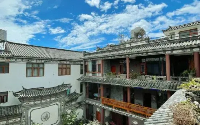 Yilongge Homestay (Dali Erhai Caicun Longkan Wharf Branch)